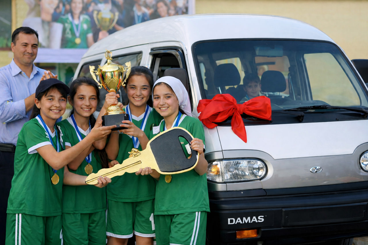 O‘quvchi-qizlar o‘rtasida futbol musobaqasi o‘tkazilib, g‘olib jamoaga “Damas” beriladi