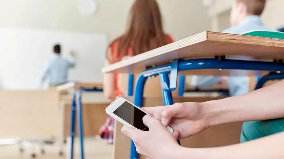 В Казахстане легализуют запрет на использование школьниками смартфонов во время занятий
