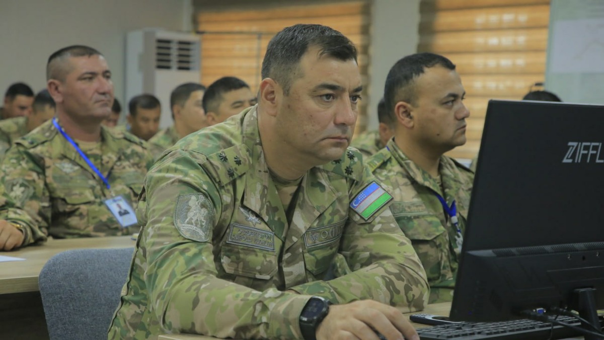 Harbiy royxatga olish komissiyasida yalangoch chaqiriluvchilar