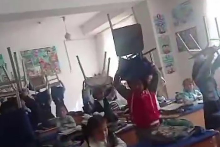 По делу учителя, поднимавшего стулья для учеников, начато расследование