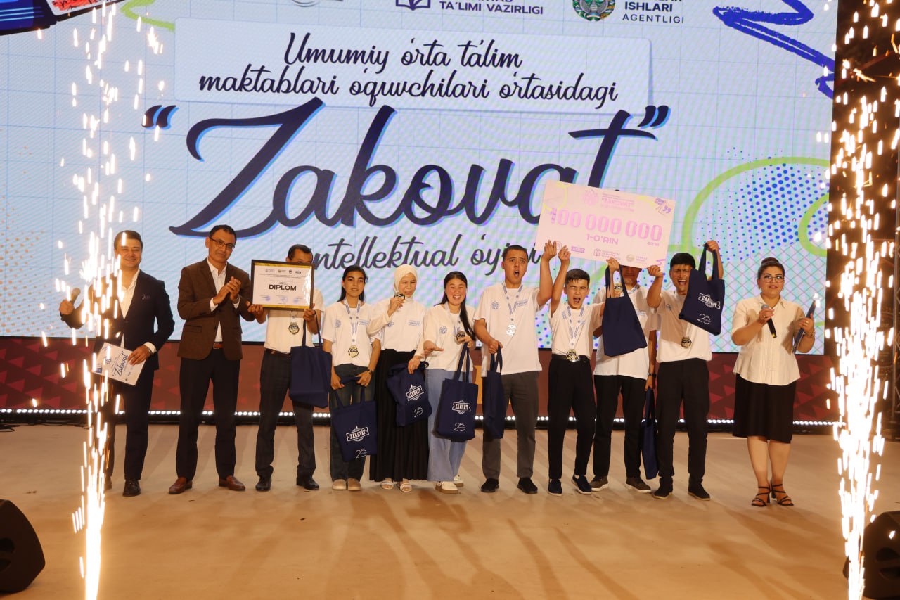 “Zakovat”da g'olib bo'lgan maktab o'quvchilari jamoasiga 100 mln so‘m berildi