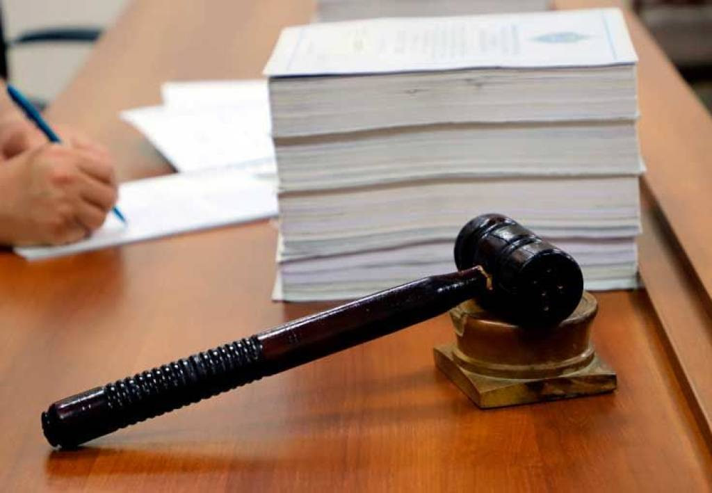 Yana 4 nafar o‘qituvchi vazirlikni sudga berdi, lekin ular ham bosim tufayli da’vo arizasini qaytarib olgani aytilmoqda