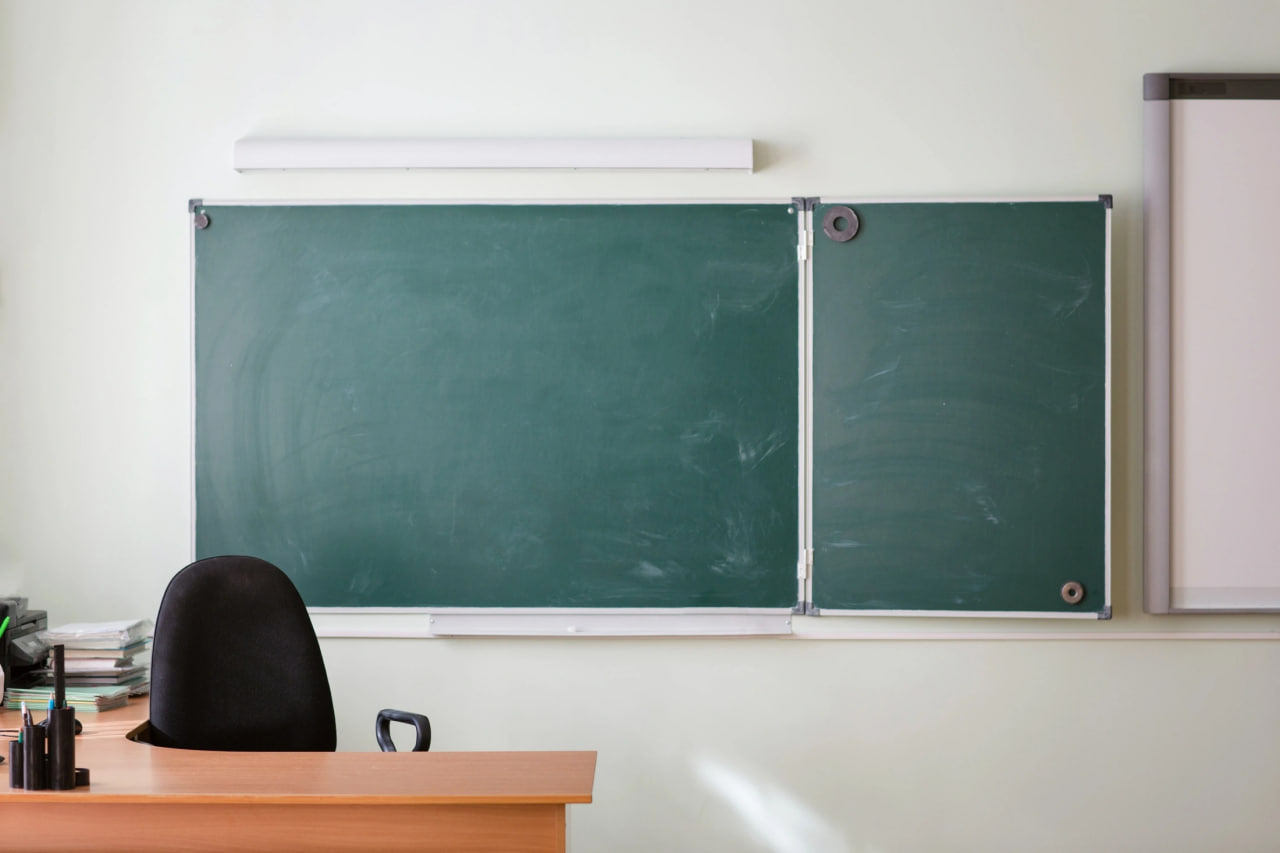 The introduction of the position of school advisor may be postponed.