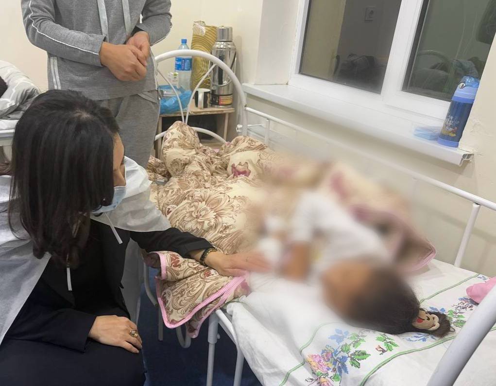 Four children who were poisoned in a kindergarten in Jizzakh remain hospitalized.