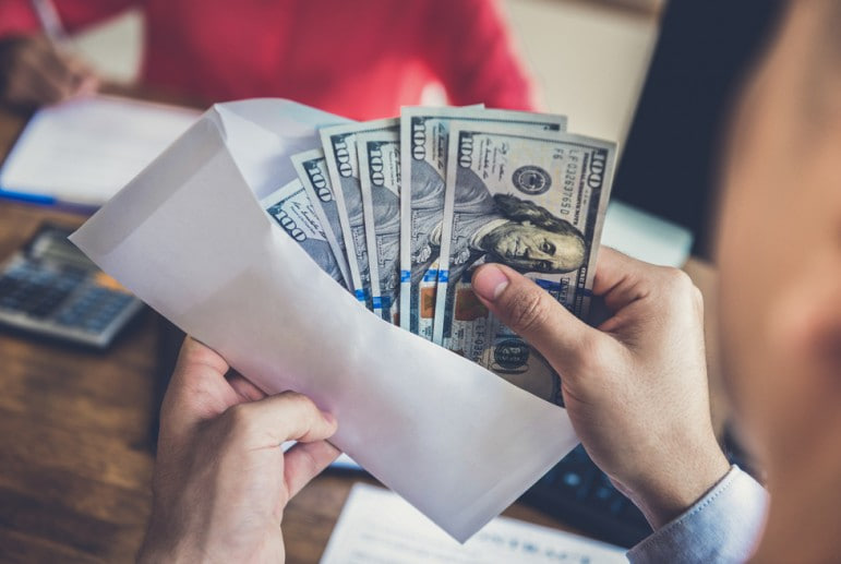 Attestatsiya uchun o‘qituvchilardan 25 ming dollar olgan pedagoglar qo‘lga tushdi