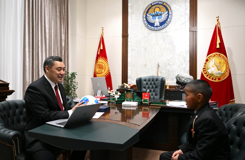 Президент подарил школьнице личный телефон и другие предметы