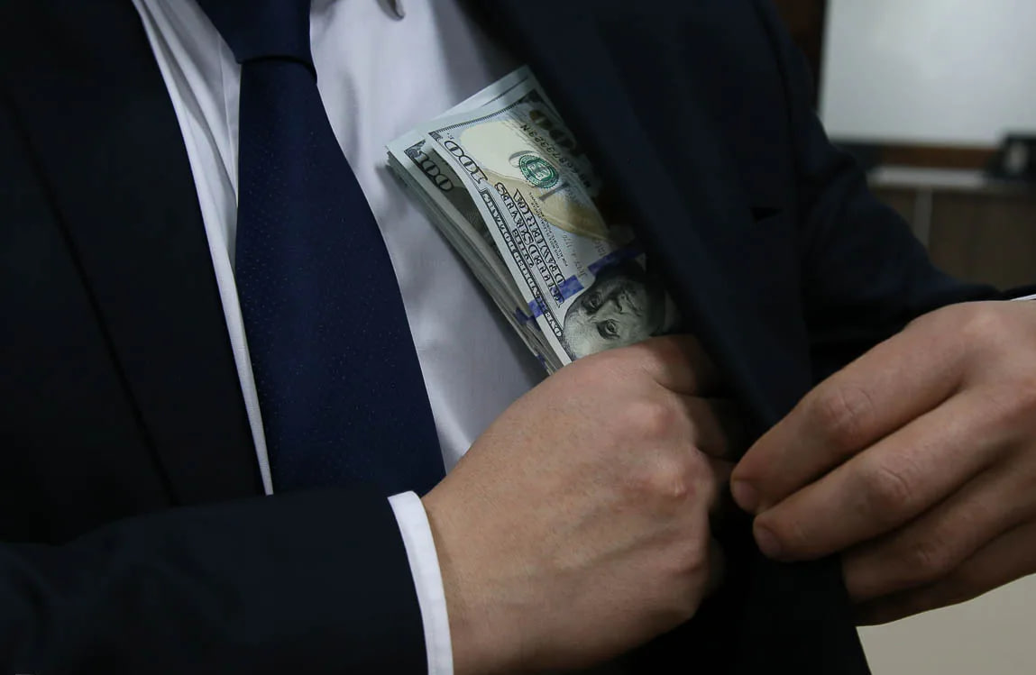 Задержан начальник ДОО за вымогательство взятки в обмен на непроведение расследования