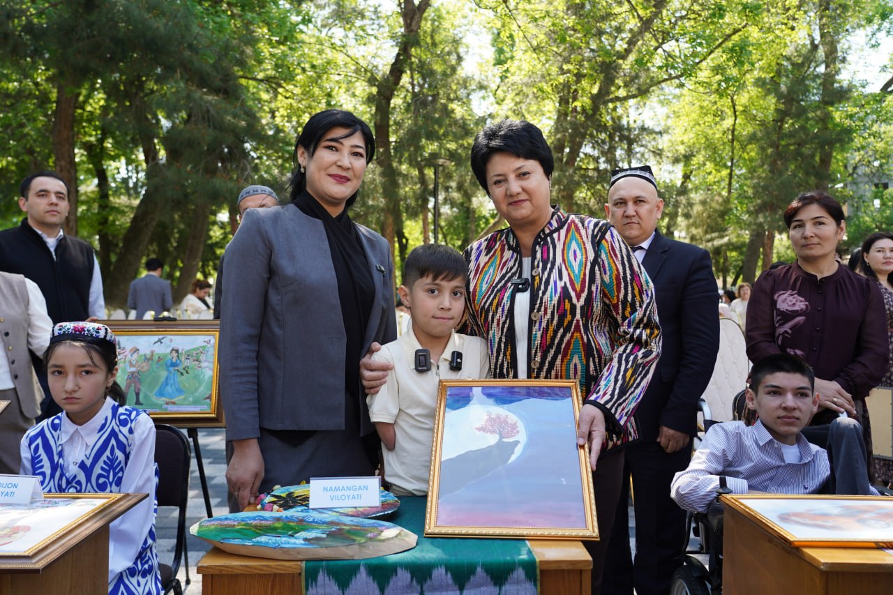Vazir E’zoza Karimova va uning xodimlari oqqon va saratonga chalingan bolalar chizgan rasmlarni yuqori narxda sotib oldi
