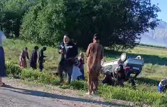 14 nafar bolani bog‘chaga olib ketayotgan mashina “avariyaga” uchradi, haydovchi vafot etdi