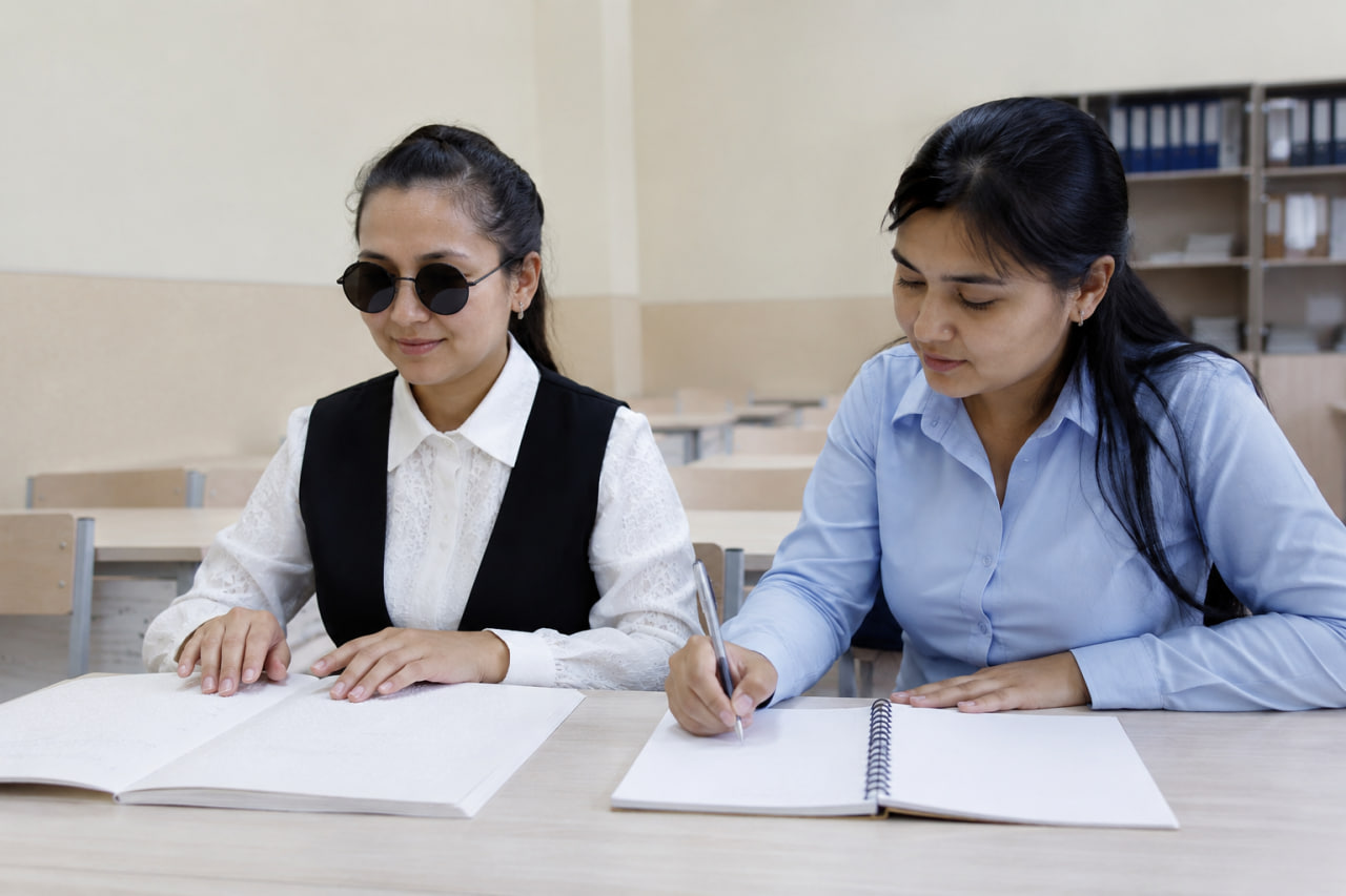 Ko‘zi ojiz pedagoglar uchun muhim yangilik: endi har bir o‘qituvchiga alohida shaxsiy assistent biriktiriladi